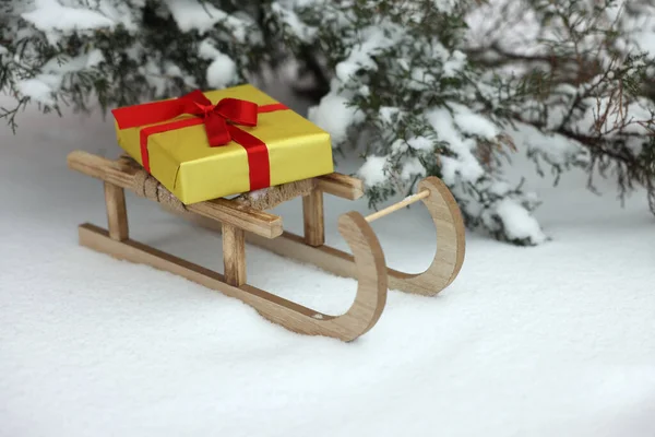 户外雪地上装有礼品盒的木制雪橇 — 图库照片