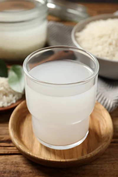 Glas Reiswasser Auf Holztisch Nahaufnahme — Stockfoto