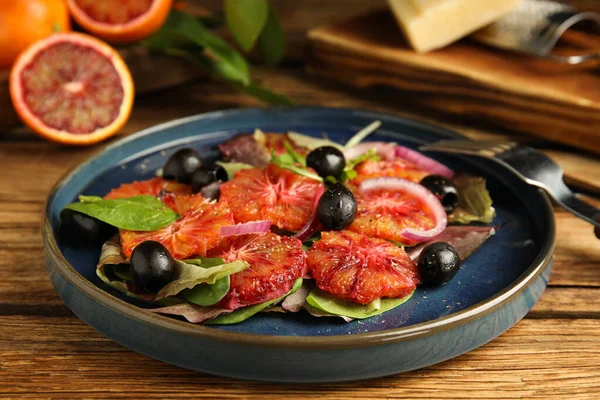 Tabak dolusu lezzetli Sicilyalı portakal salatası, ahşap masada, yakın plan.