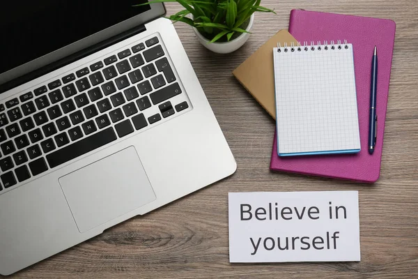 Note Motivational Quote Believe Yourself Modern Laptop Office Stationery Wooden —  Fotos de Stock