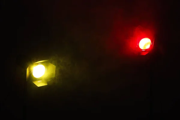 Projecteurs Colorés Lumineux Dans Obscurité Espace Pour Texte — Photo
