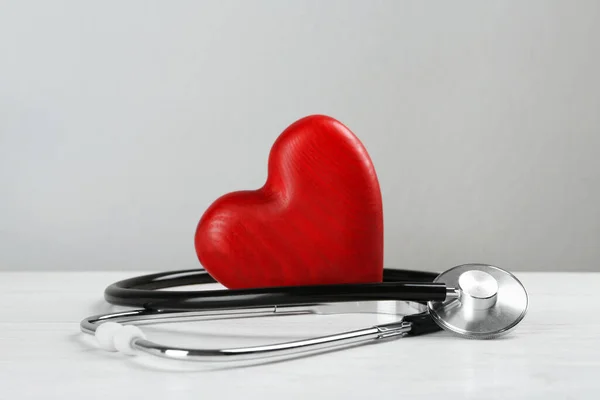 Estetoscopio Corazón Rojo Sobre Mesa Madera Blanca Concepto Cardiología — Foto de Stock
