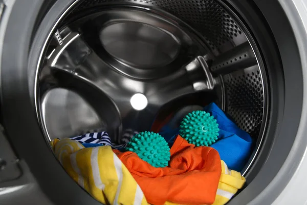 Çamaşır Makinesinde Yeşil Kurutucu Topları Giysiler Yakın Plan — Stok fotoğraf