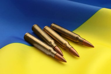Ukrayna bayrağında mermiler, yakın plan