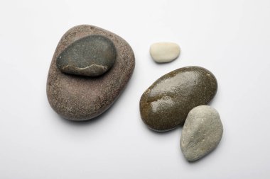Beyaz arkaplanda birçok farklı taş, üst görünüm