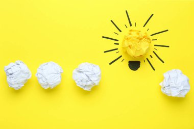 Sarı zemin üzerinde kağıt topları olan yaratıcı düz kompozisyon. Fikir kavramı