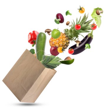 Beyaz arka planda farklı meyve ve sebzelerle dolu kese kağıdı.