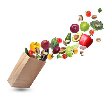 Beyaz arka planda farklı meyve ve sebzelerle dolu kese kağıdı.