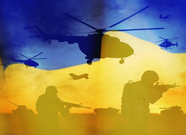 Asker siluetleri ve Ukrayna ulusal bayrağı, çifte çekim