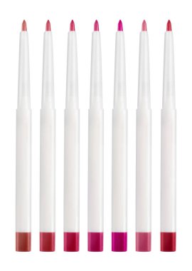 Beyaz arka planda farklı tonlarda dudak kalemi ile ayarlayın. Dekoratif kozmetik