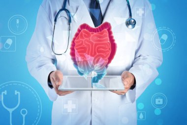 Gastroenterolog, turkuaz arka planda bağırsak görüntüsü ve tablet ile yakın plan.