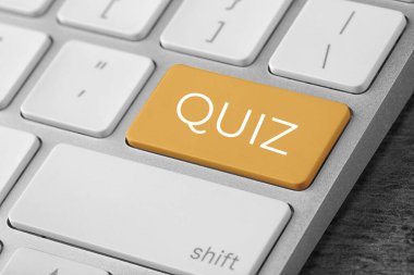 Bilgisayar klavyesinde QUIZ sözcüğüyle sarı düğme, yakın görünüm
