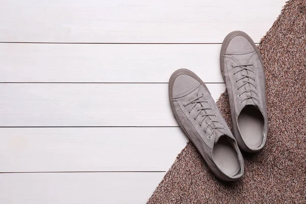 New Clean Door Mat Shoes White Wooden Floor Flat Lay — Stock Photo, Image