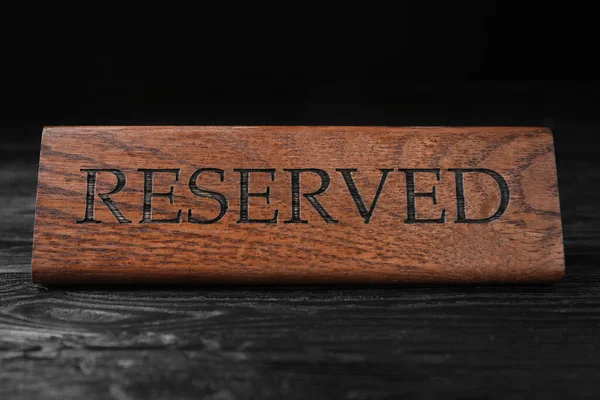 Elegantní Dřevěný Nápis Rezervovaný Černém Stole — Stock fotografie