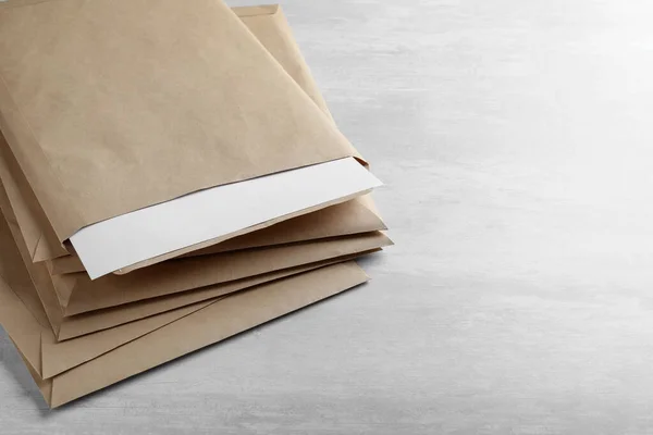 Stos Dużych Kopert Papierowych Kraft Lekkim Stole Zbliżenie — Zdjęcie stockowe