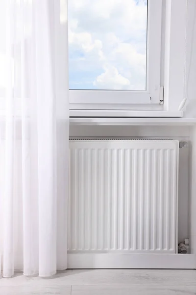 Moderne Radiator Aan Muur Onder Het Raam Binnen Centrale Verwarming — Stockfoto