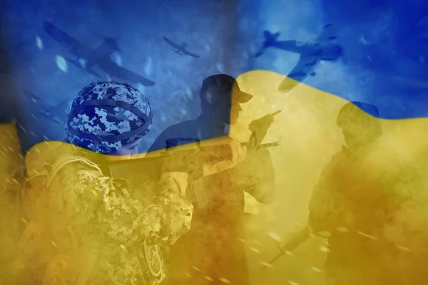 Silhouette Soldati Bandiera Nazionale Ucraina Doppia Esposizione — Foto Stock