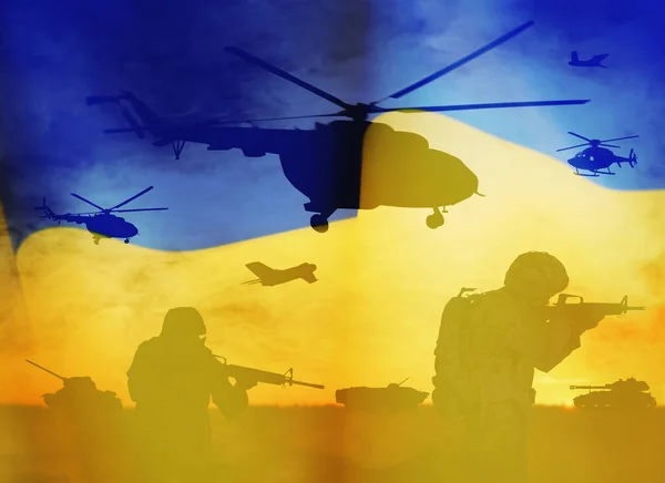 兵士とウクライナ国旗のシルエット 二重露出 — ストック写真
