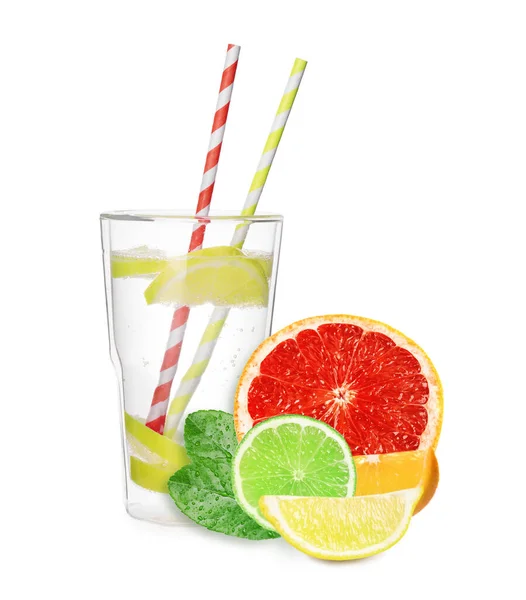 Szkło Smaczną Lemoniadą Świeże Dojrzałe Owoce Cytrusowe Zielone Liście Białym — Zdjęcie stockowe