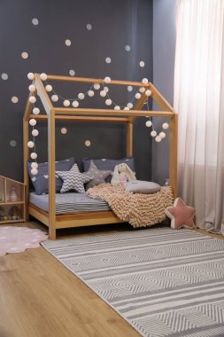 Rahat yatağı olan şık bir çocuk odası.