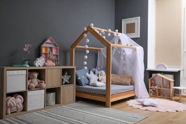 Rahat yatağı olan şık bir çocuk odası.