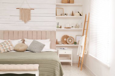 Duvar rafları şık yatak odasının iç kısımlarında dekor unsurları barındırıyor.