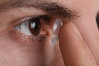Gözüne kontakt lens takan adamın yakın görüntüsü