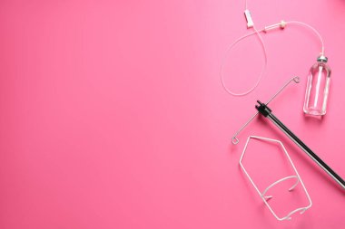 Pembe arka planda serum takıldı. Metin için boşluk