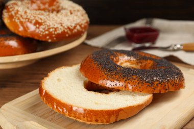 Ahşap tahtada leziz taze simit, yakın plan.