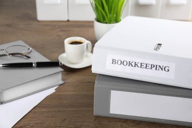Ofisteki klasörler ve kırtasiye malzemeleri. Muhasebecinin işyeri