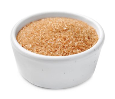 kase üzerinde beyaz izole kahverengi şeker