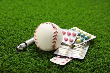 Beyzbol topu, ıslık ve yeşil çimlerde farklı haplar. Doping kavramı
