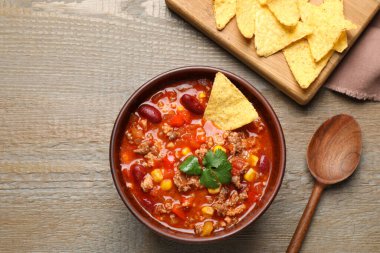 Tahta masada servis edilen nachos soslu leziz biberli makarna.