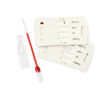 Tek kullanımlık ekspres hepatit test kiti beyaz arkaplan, üst görünüm