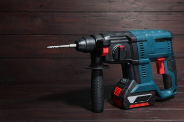 Ahşap masada modern elektrikli matkap.