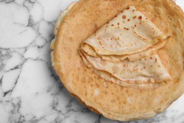 Beyaz mermer masada leziz krepler, üst manzara.