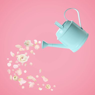 Bahar geliyor. Turkuaz sulama kutusu, pembe arka planda güzel çiçekler ve yapraklar.