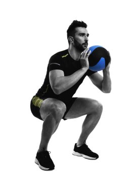 Atletik adam beyaza izole edilmiş ilaç topuyla çömelme yapıyor.