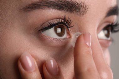 Gözüne kontakt lens takan genç kadının yakın görüntüsü