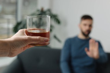 İçerde viski içmeyi reddeden adam, yakın plan. Alkol bağımlılığı tedavisi