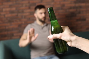 İçerde bira içmeyi reddeden adam, yakın plan. Alkol bağımlılığı tedavisi