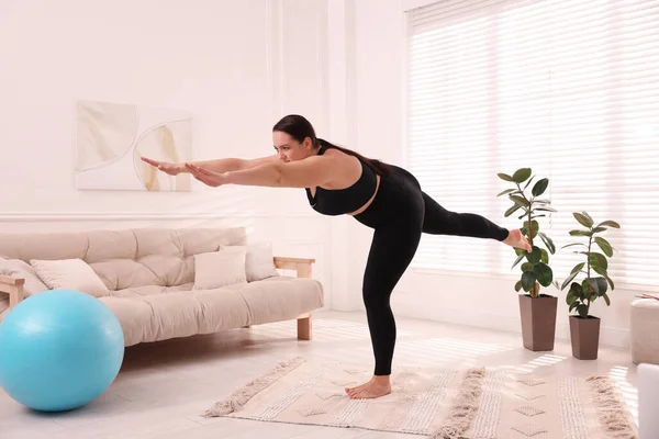 Şişman Kadın Evde Halıda Egzersiz Yapıyor — Stok fotoğraf