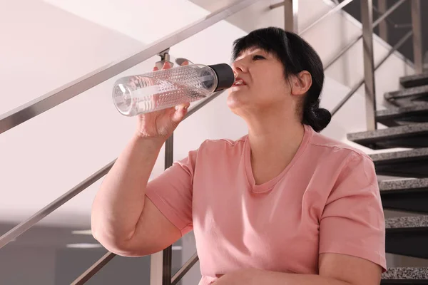 Wanita Dewasa Yang Kelebihan Berat Badan Minum Air Dari Botol — Stok Foto