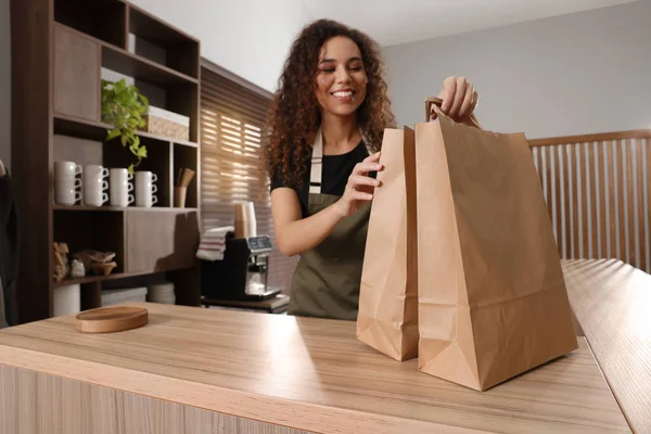 Trabajador Con Bolsas Papel Mostrador Cafetería Centrarse Las Manos —  Fotos de Stock