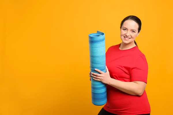 Happy Overweight Woman Yoga Mat Orange Background Space Text — стоковое фото