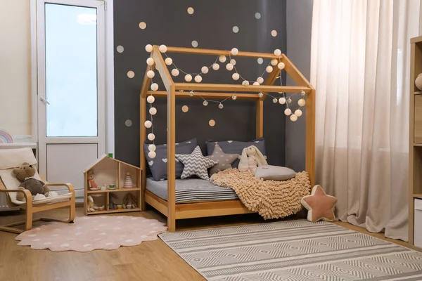 Стильный Интерьер Детской Комнаты Удобной Кроватью — стоковое фото
