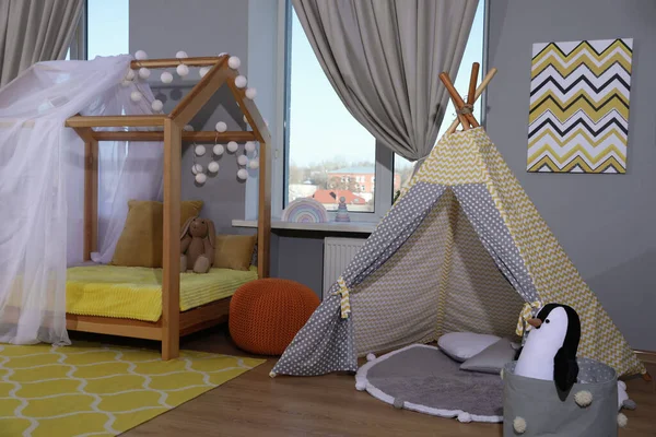 Elegante Habitación Infantil Interior Con Cómoda Cama Casa Tienda Juegos —  Fotos de Stock