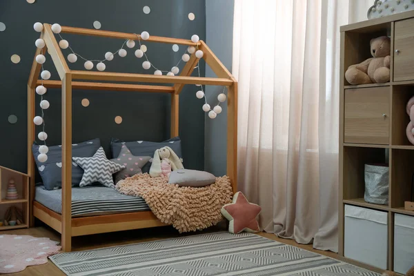 别致的儿童房内饰舒适的床 — 图库照片