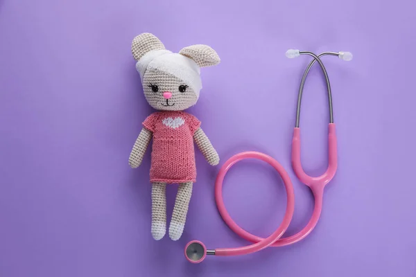 Cute Toy Bunny Bandage Stethoscope Violet Background Flat Lay Children — Fotografia de Stock