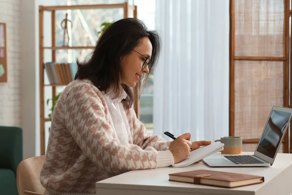 Donna Con Computer Portatile Moderno Imparare Casa — Foto Stock